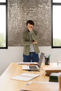 Reflexión sobre los errores y la crítica basada en la anécdota del profesor y la multiplicación del 9